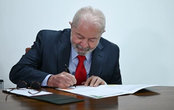 lula assina canetada escreve